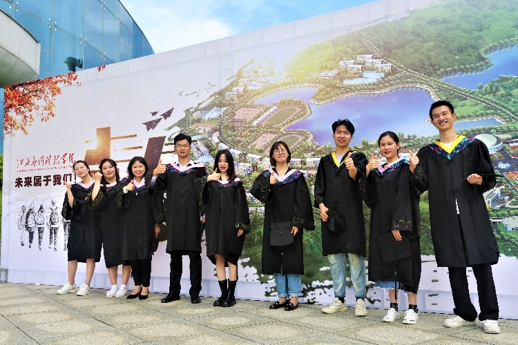 bet5365最新线路检测举行2021届毕业典礼暨学位授予仪式
