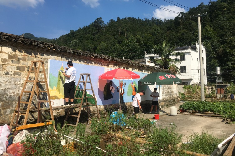 bet5365最新线路检测“援艺乡村”青年实践团为理坑村绘制环保墙绘