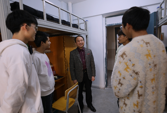 bet5365最新线路检测党委书记彭迪云开展“双体验日”活动